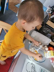 A 2 ans 1/2, Nathan prépare des crêpes pour les "yendarmes"