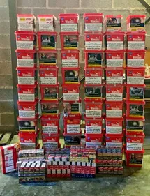 Le coffre plein de cigarettes