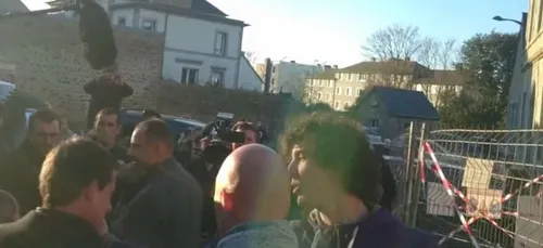 Au menu, salade de phalanges pour Manuel Valls ! (Vidéo)