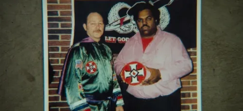 Docu : un afro américain a convaincu 200 membres du Ku Klux Klan de...