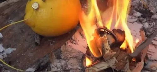 Faire du feu avec un citron ? Rien de plus simple ! (vidéo)
