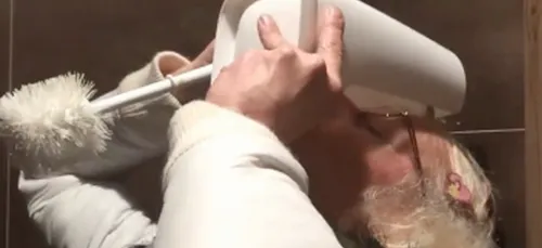 Son défi ? Boire l'eau d'un porte brosse à chiotte (vidéo)