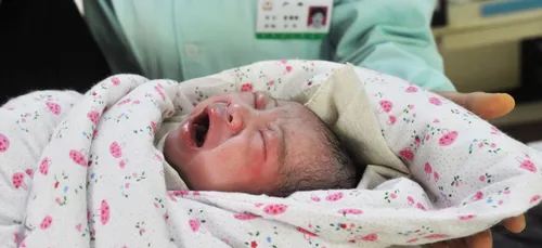 Chine : Une adolescente accouche dans les toilettes et se débarasse...