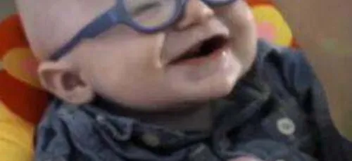 La réaction incroyable de ce bébé "mal voyant" qui découvre sa mère...