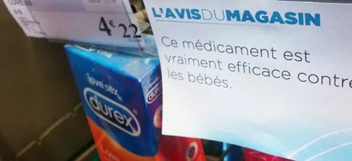 Un vendeur s'amuse à écrire des petits mots sur les produits d'un...