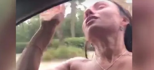 Elle se montre seins nus à la fenêtre d'une voiture... Et meurt par...