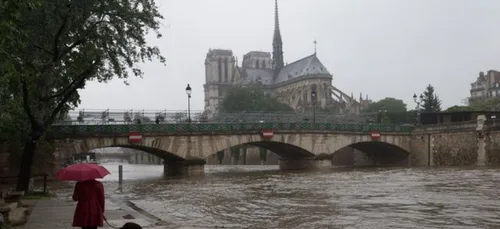 Paris: toujours en crue, la Seine bloque le trafic des transports...