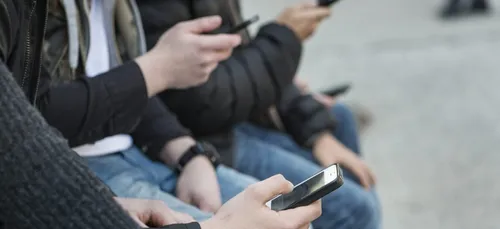 Découvrez Blu, le forfait mobile gratuit pour les jeunes, financé...