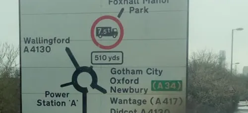 Gotham, Narnia ou Neverland apparaissent sur les panneaux Anglais !...