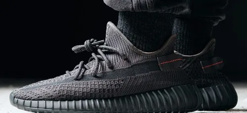 Yeezy Boost 350 V2 Triple Black : la chaussure sera remise en vente !