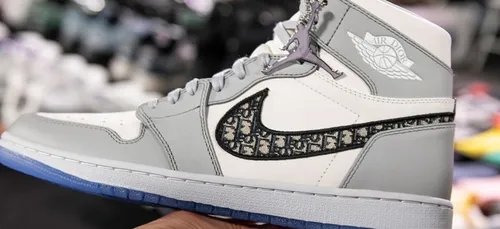 Travis Scott : il présente une collection signée Dior x Jordan !...