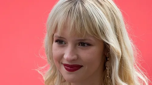 ANGÈLE FÊTE SON ANNIVERSAIRE AVEC SES FANS 