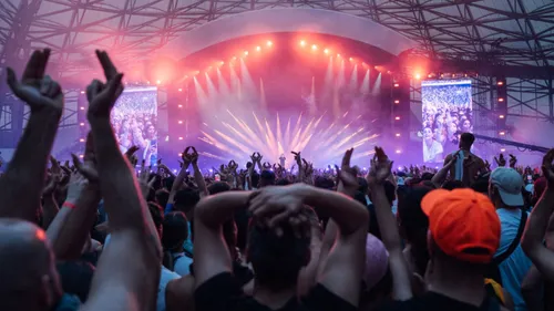 JUL fait vibrer le Vélodrome et établit un nouveau record de...