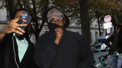 Nouvelle controverse : Kanye West arbore un t-shirt à l'emblème nazi