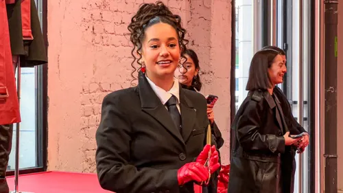 Léna Situations retourne la situation : sa riposte créative face au...