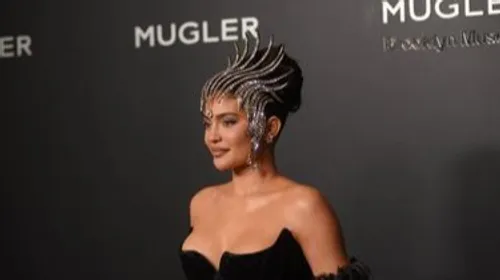 Kylie Jenner menottée et vêtue d’une tenue osée pour sa nouvelle...