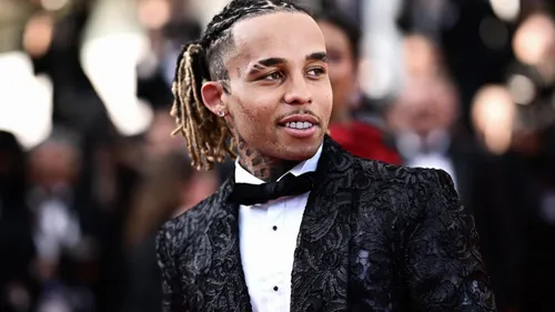 Zola critique ses anciens albums et se fait arrêter en live à...