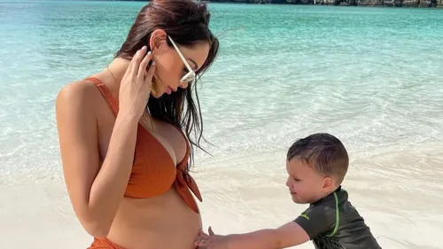 Nabilla enceinte de jumeaux ?