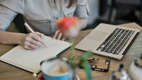 La Génération Z face à l'oubli de l'écriture manuscrite 