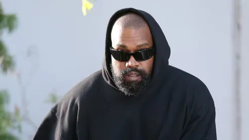 Ye, plus connu sous le nom de Kanye West, aperçu avec un costume du...