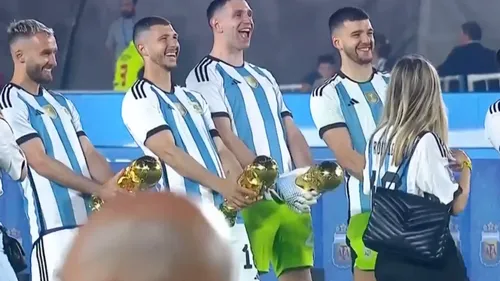 Emiliano Martinez refait son geste obscène qui a fait polémique,...