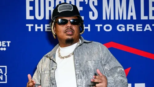 Naza enflamme les supporters avec un hymne pour le PSG après leur...