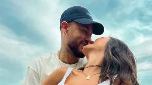 Neymar trompe une nouvelle fois sa compagne en boîte de nuit, les...