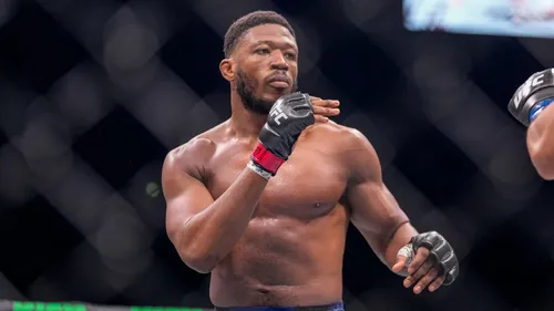 Oumar Sy triomphe à l'UFC Paris malgré une blessure impressionnante