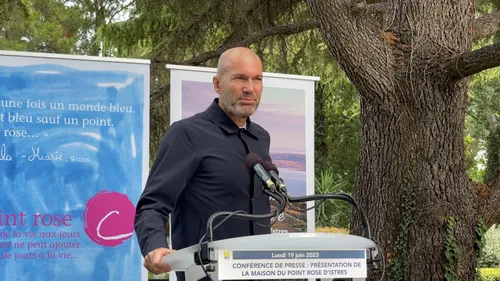 Zidane en larmes après qu'il ait été nommé parrain d'une...