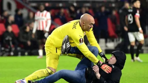 Un fan agresse violemment le gardien du FC Séville en plein match !...