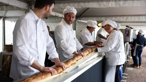 Des français battent le record de la baguette la plus longue du...
