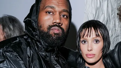 Bianca Censori, inébranlable face aux déclarations choquantes de...