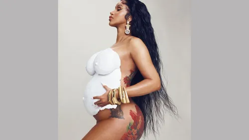 Cardi B répond à un commentaire lui demandant pourquoi elle...