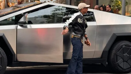 Pharrell Williams rate son créneau devant Louis Vuitton en cybertruck