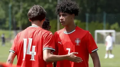 Cristiano Ronaldo Junior marque pour le Portugal et célèbre à la...