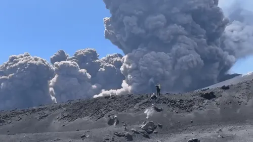 L'Etna surprend les visiteurs avec une éruption spectaculaire