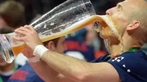 Les techniques farfelues des supporters pour consommer de l'alcool...