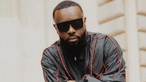 Werenoi s'empare de la première place du Top Singles et reçoit les...