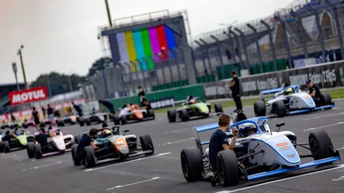 GP Explorer : Quand l'Urssaf débarque sur la piste des youtubeurs