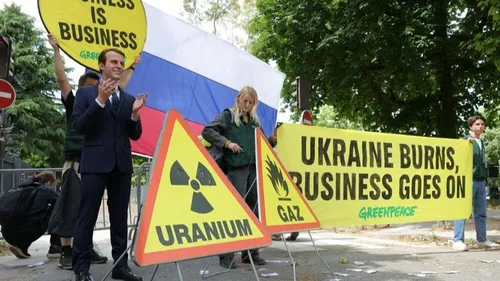 La statue d'Emmanuel Macron subtilisée et retrouvée devant...