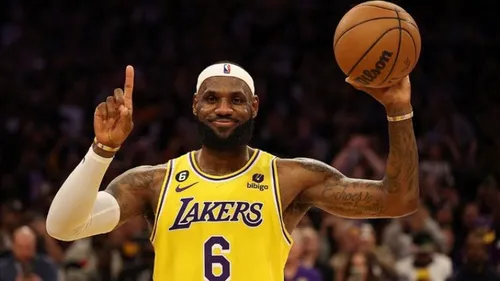 LeBron James écrit l'histoire en battant le record de points en...