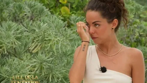 L’île de la tentation : une photo de Maeva à poil dans son lit...