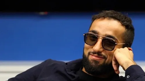 En plein concert Niro met un coup de pression à une fan ! (vidéo)