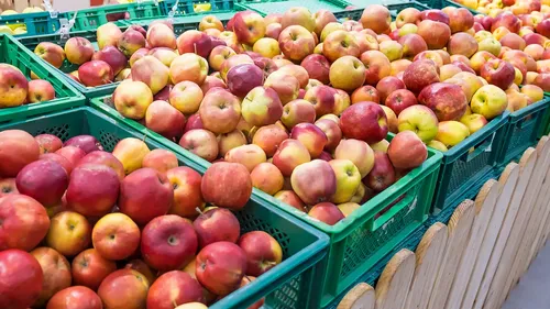 Ce qu'elle trouve dans ses pommes de chez Lidl va vous étonner !