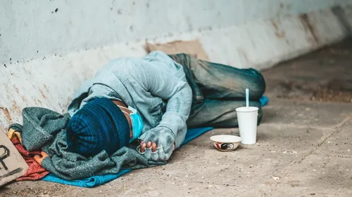 Un SDF agresse et mange le visage d'un homme en pleine rue