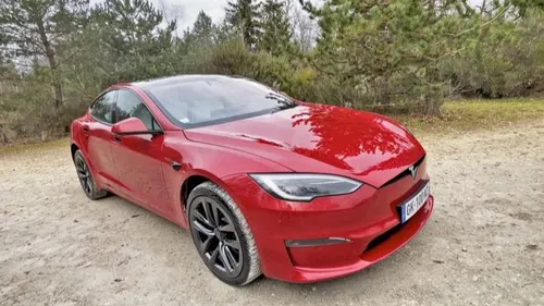 Une femme se retrouver bloqué dans sa Tesla sous 46°C à cause d'une...