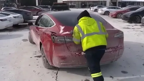 Des Tesla se transforment en glaçons à Chicago à cause du froid...