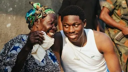 Tiakola tourne un clip au Congo avec sa grand-mère