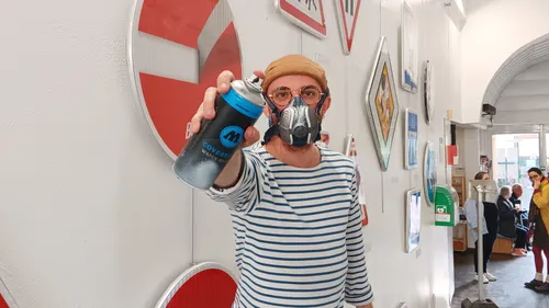 Portrait :  Likeca : l’homme qui détourne des panneaux de...