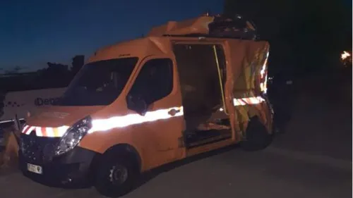 Accident. Un poids lourd percute une camionnette de balisage de la...